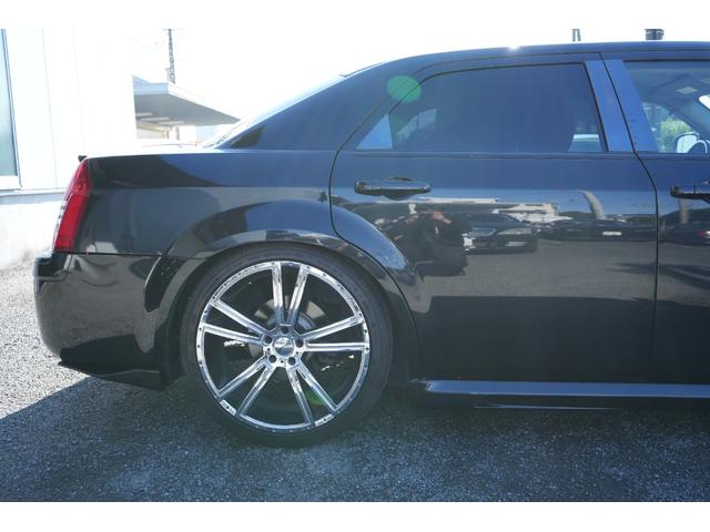 クライスラー・３００Ｃ ３．５　左ハンドル　２２インチアルミ　シートカバー　Ｂｌｕｅｔｏｏｔｈ　Ｂカメラ　ナビ　ＴＶ（14枚目）