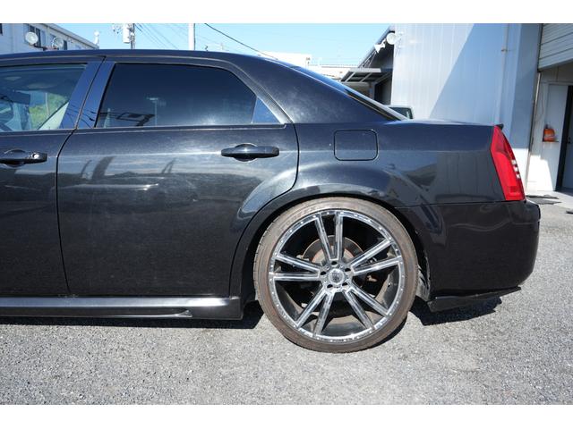 クライスラー・３００Ｃ ３．５　左ハンドル　２２インチアルミ　シートカバー　Ｂｌｕｅｔｏｏｔｈ　Ｂカメラ　ナビ　ＴＶ（18枚目）