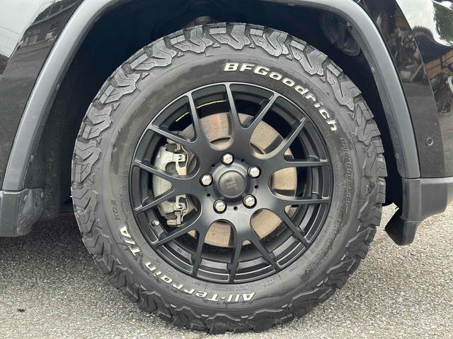 ジープ・グランドチェロキー リミテッド　ドライブレコーダー　バックカメラ　クリアランスソナー　レーンアシスト　パワーシート　パークアシスト　ナビ　アルミホイール　スマートキー　アイドリングストップ　シートヒーター　ＣＶＴ　ＵＳＢ（5枚目）