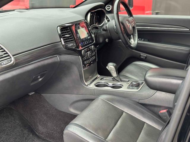 ジープ・グランドチェロキー リミテッド　ドライブレコーダー　バックカメラ　クリアランスソナー　レーンアシスト　パワーシート　パークアシスト　ナビ　アルミホイール　スマートキー　アイドリングストップ　シートヒーター　ＣＶＴ　ＵＳＢ（12枚目）