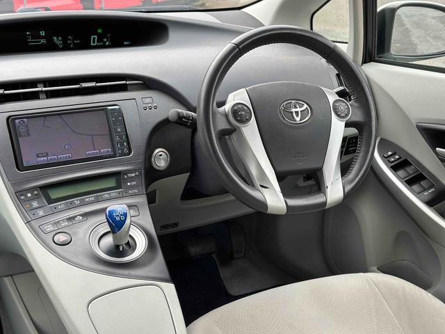 プリウス Ｓ　ＬＥＤエディション　ＥＴＣ　バックカメラ　ナビ　ＴＶ　アルミホイール　オートライト　ヘッドライトウォッシャー　ＣＶＴ　電動格納ミラー　エアコン　パワーステアリング　パワーウィンドウ（3枚目）