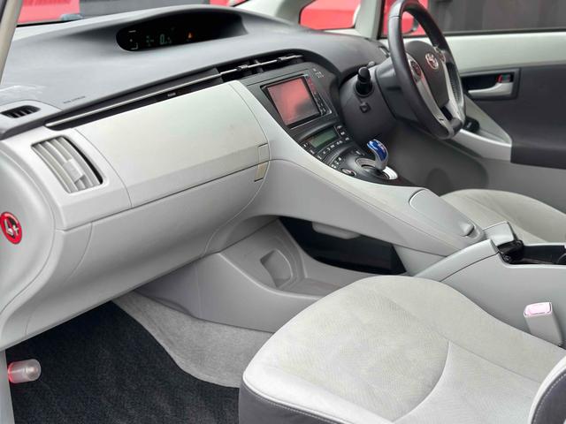 プリウス Ｓ　ＬＥＤエディション　ＥＴＣ　バックカメラ　ナビ　ＴＶ　アルミホイール　オートライト　ヘッドライトウォッシャー　ＣＶＴ　電動格納ミラー　エアコン　パワーステアリング　パワーウィンドウ（13枚目）