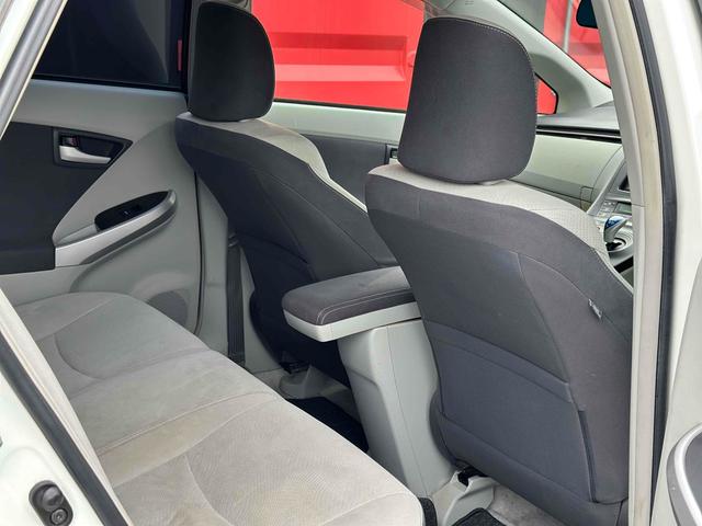 プリウス Ｓ　ＬＥＤエディション　ＥＴＣ　バックカメラ　ナビ　ＴＶ　アルミホイール　オートライト　ヘッドライトウォッシャー　ＣＶＴ　電動格納ミラー　エアコン　パワーステアリング　パワーウィンドウ（16枚目）