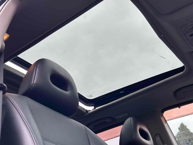 ちょっとした換気に便利で、室内を明るくしてくれる、ガラスサンルーフを装備します。大型のガラスで解放感たっぷり。