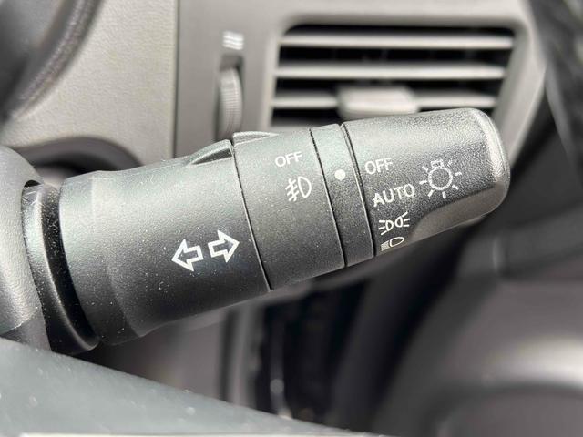 周りが薄暗くなったら自動点灯するオートライトを装備。