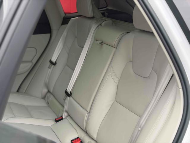 ＸＣ６０ アルティメット　Ｂ５　ＡＷＤ　ＡｐｐｌｅＣａｒＰｌａｙ　サンルーフ　ハーマンカードンサウンド　アダプティブクルーズ　白レザーシート　シートヒーター・エアコン　ステアリングヒーター　純正ナビ　ＥＴＣ　Ｂｌｕｅｔｏｏｔｈ　全方位カメラ（15枚目）