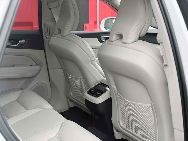 ＸＣ６０ アルティメット　Ｂ５　ＡＷＤ　ＡｐｐｌｅＣａｒＰｌａｙ　サンルーフ　ハーマンカードンサウンド　アダプティブクルーズ　白レザーシート　シートヒーター・エアコン　ステアリングヒーター　純正ナビ　ＥＴＣ　Ｂｌｕｅｔｏｏｔｈ　全方位カメラ（16枚目）