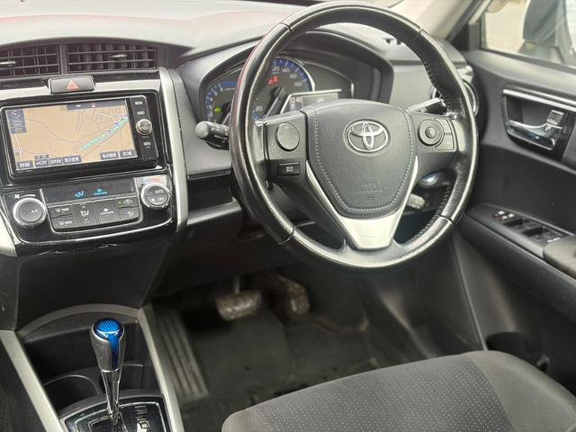 カローラフィールダー ハイブリッドＧ　ルーフレール　ＬＥＤヘッドライトＰＫＧ　シートヒーター　フルセグ地デジＴＶ　カーテンエアバッグ　ＤＶＤ　ワイヤレスキー　盗難防止　パワーウィンド　横滑防止装置　ＡＡＣ　ＡＢＳ　メモリナビ　ＥＴＣ（4枚目）