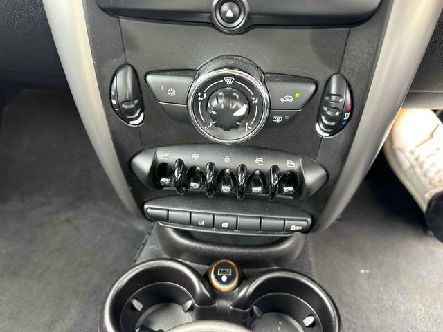ＭＩＮＩ ワン　クロスオーバー　ＥＴＣ　ナビ　アルミホイール　キーレスエントリー　ＡＴ　盗難防止システム　ＡＢＳ　ＥＳＣ　ＣＤ　エアコン　パワーステアリング　パワーウィンドウ　取扱説明書有り　ワンオーナー車　禁煙車（25枚目）