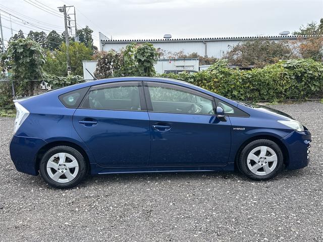 プリウス Ｓ　ＥＴＣ　バックカメラ　ナビ　ＴＶ　アルミホイール　ワンオーナー車　ＣＶＴ　スマートキー　電動格納ミラー　ＣＤ　ＤＶＤ再生　ミュージックプレイヤー接続可　Ｂｌｕｅｔｏｏｔｈ　エアコン　パワーステアリング（6枚目）