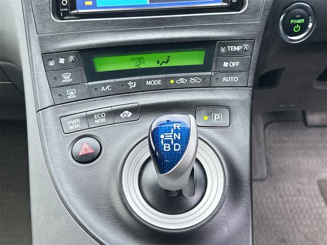 プリウス Ｓ　ＥＴＣ　バックカメラ　ナビ　ＴＶ　アルミホイール　ワンオーナー車　ＣＶＴ　スマートキー　電動格納ミラー　ＣＤ　ＤＶＤ再生　ミュージックプレイヤー接続可　Ｂｌｕｅｔｏｏｔｈ　エアコン　パワーステアリング（13枚目）