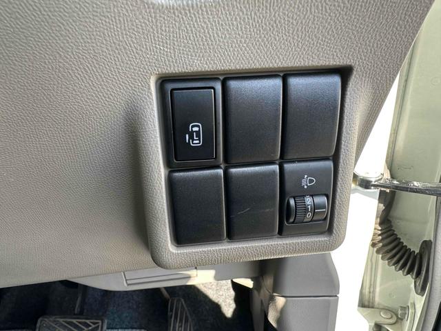 パワースライドドア装備でドアの開閉もスイッチ一つでとても簡単です。スライドドアは坂道では大人でも重くなる事があるので老若男女問わず人気の装備ですよ。