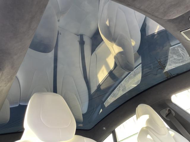モデルS P100D ルーディクラス フルセルフドライビングケイパビリティ ハイビジビリティガラスルーフ ホワイトテスラプレミアムシート エアサスペンション 全周囲ビューカメラ オートパイロット ディーラー記録簿(5枚目)