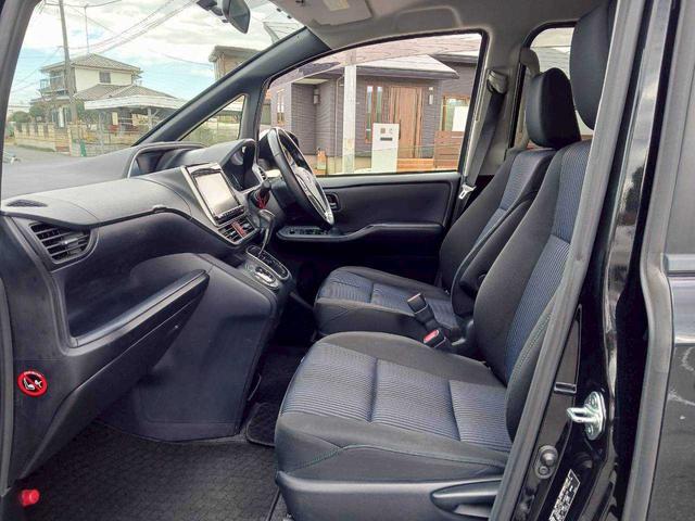 ヴォクシー ＺＳ　煌　純正９インチナビ　フルセグＴＶ　バックモニター　ＥＴＣ　両側電動スライドドア　８人乗（6枚目）