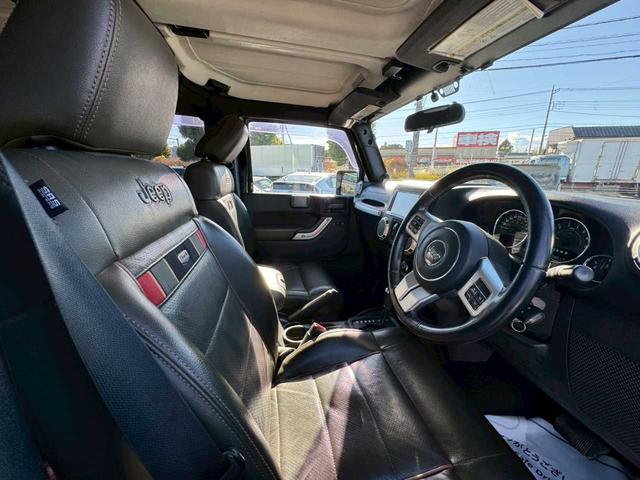 ジープ・ラングラーアンリミテッド ７０ｔｈアニバーサリーエディション　社外ナビ　フルセグＴＶ　バックモニター　ＥＴＣ　社外１８インチＡＷ　ブロックタイヤ（6枚目）