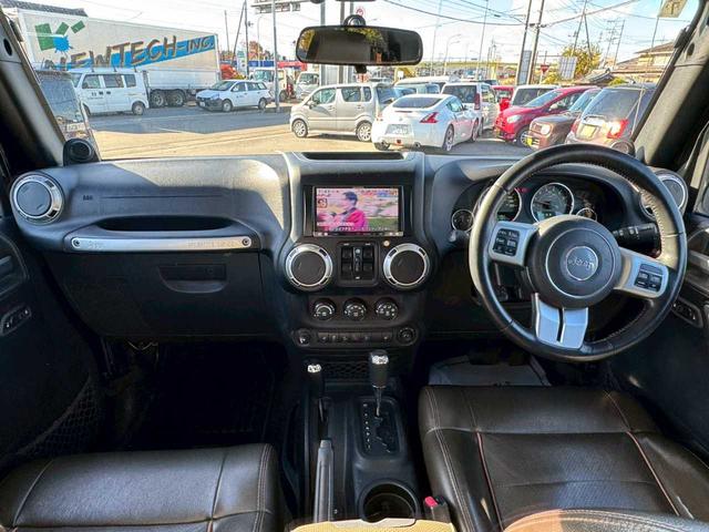 ジープ・ラングラーアンリミテッド ７０ｔｈアニバーサリーエディション　社外ナビ　フルセグＴＶ　バックモニター　ＥＴＣ　社外１８インチＡＷ　ブロックタイヤ（9枚目）