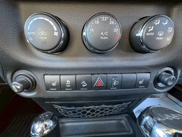 ジープ・ラングラーアンリミテッド ７０ｔｈアニバーサリーエディション　社外ナビ　フルセグＴＶ　バックモニター　ＥＴＣ　社外１８インチＡＷ　ブロックタイヤ（12枚目）