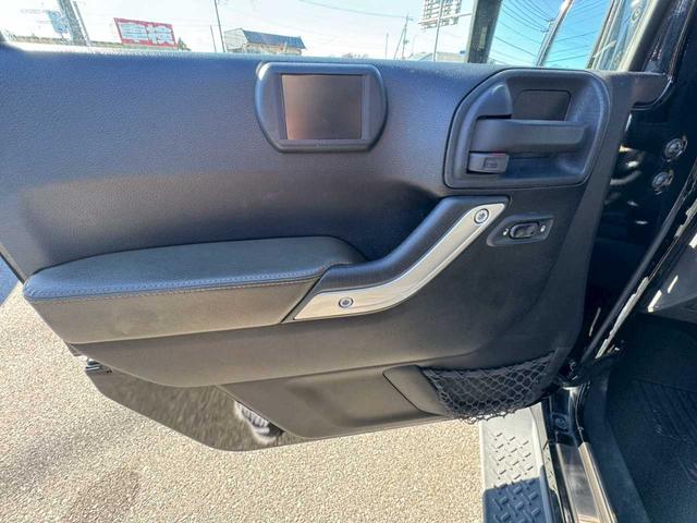 ジープ・ラングラーアンリミテッド ７０ｔｈアニバーサリーエディション　社外ナビ　フルセグＴＶ　バックモニター　ＥＴＣ　社外１８インチＡＷ　ブロックタイヤ（14枚目）