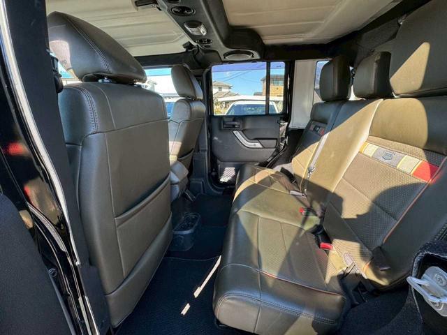 ジープ・ラングラーアンリミテッド ７０ｔｈアニバーサリーエディション　社外ナビ　フルセグＴＶ　バックモニター　ＥＴＣ　社外１８インチＡＷ　ブロックタイヤ（16枚目）