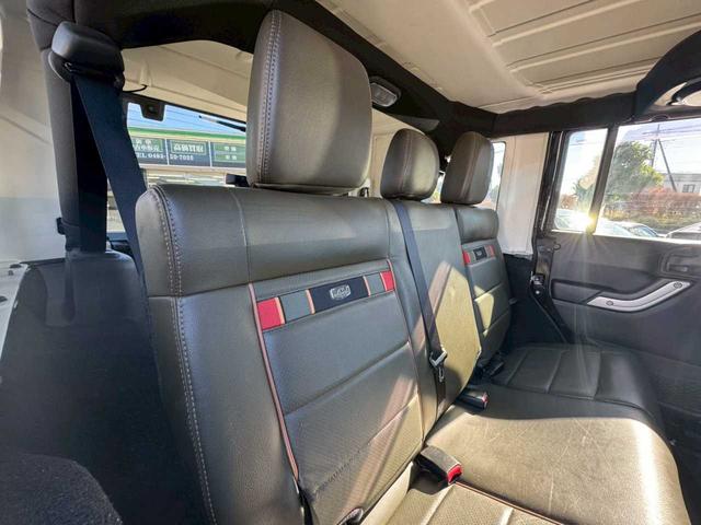 ジープ・ラングラーアンリミテッド ７０ｔｈアニバーサリーエディション　社外ナビ　フルセグＴＶ　バックモニター　ＥＴＣ　社外１８インチＡＷ　ブロックタイヤ（17枚目）