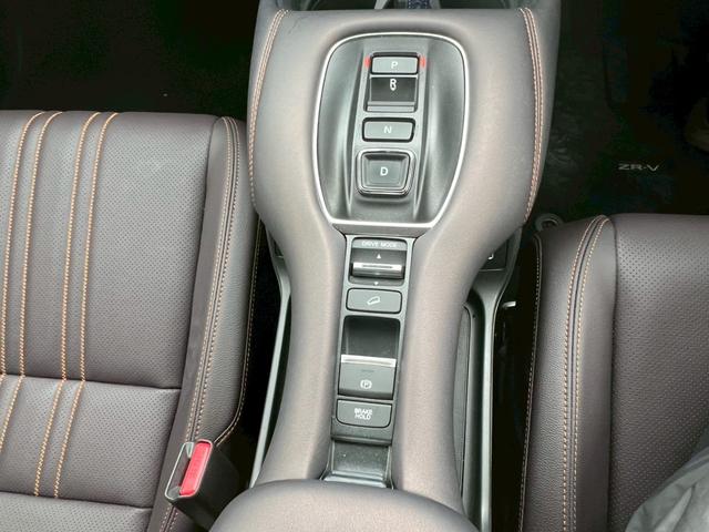 ZR-V e:HEV Z Honda SNSHING 後退出庫サポート マルチビューカメラシステム BOSEプレミアムサウンドシステム アダプティブドライビングビーム ハンズフリーアクセス 18インチアルミホイール(18枚目)