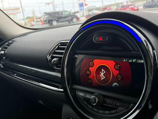 ＭＩＮＩ クーパーＤ　クラブマン　アイドリングＳＴＯＰ　パワステ　Ｂｌｕｅｔｏｏｔｈ対応　エアコン　パワーウィンド　助手席エアバッグ　運転席エアバッグ　ＡＢＳ　ナビ　ＨＤＤナビゲーション　ＵＳＢポート（11枚目）