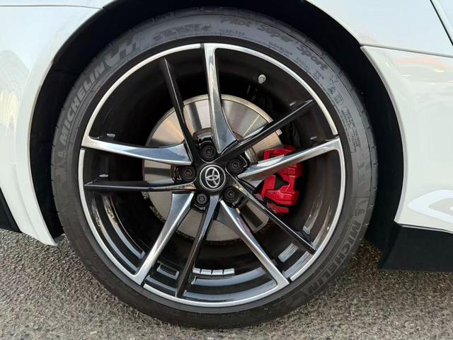 �^�C���ɂ͖�X��������A�z�C�[�������i��ԁB���S���Ɣ��ς𗼗����Ă��܂��B