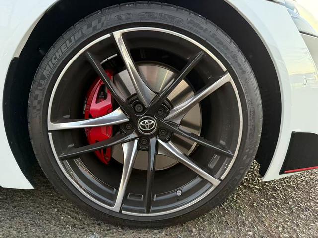 �^�C���ɂ͖�X��������A�z�C�[�������i��ԁB���S���Ɣ��ς𗼗����Ă��܂��B