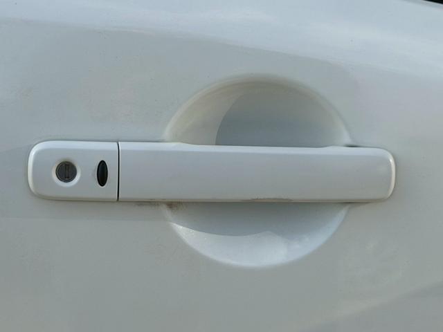 セレナ ハイウェイスター　Ｖエアロセレクション　車検２年付き　インテリジェントキー　キーレスエントリー　助手席エアバッグ　３列　ウォークスルー　盗難防止装置　衝突安全ボディ　フルフラット　ＡＢＳ　パワーウィンド　パワーステアリング（17枚目）