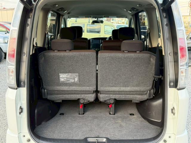 セレナ ハイウェイスター　Ｖエアロセレクション　車検２年付き　インテリジェントキー　キーレスエントリー　助手席エアバッグ　３列　ウォークスルー　盗難防止装置　衝突安全ボディ　フルフラット　ＡＢＳ　パワーウィンド　パワーステアリング（23枚目）