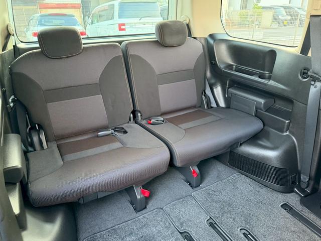 セレナ ハイウェイスター　Ｖエアロセレクション　車検２年付き　インテリジェントキー　キーレスエントリー　助手席エアバッグ　３列　ウォークスルー　盗難防止装置　衝突安全ボディ　フルフラット　ＡＢＳ　パワーウィンド　パワーステアリング（25枚目）