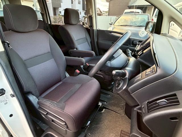 セレナ ハイウェイスター　Ｖエアロセレクション　車検２年付き　インテリジェントキー　キーレスエントリー　助手席エアバッグ　３列　ウォークスルー　盗難防止装置　衝突安全ボディ　フルフラット　ＡＢＳ　パワーウィンド　パワーステアリング（29枚目）