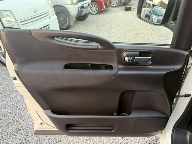 セレナ ハイウェイスター　Ｖエアロセレクション　車検２年付き　インテリジェントキー　キーレスエントリー　助手席エアバッグ　３列　ウォークスルー　盗難防止装置　衝突安全ボディ　フルフラット　ＡＢＳ　パワーウィンド　パワーステアリング（31枚目）