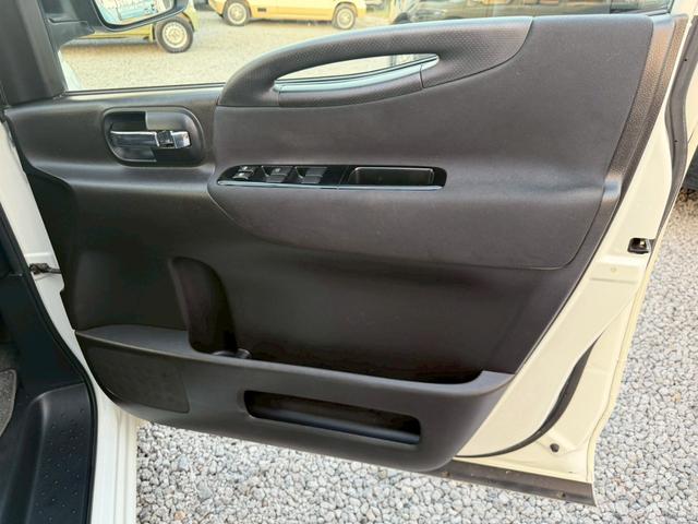 セレナ ハイウェイスター　Ｖエアロセレクション　車検２年付き　インテリジェントキー　キーレスエントリー　助手席エアバッグ　３列　ウォークスルー　盗難防止装置　衝突安全ボディ　フルフラット　ＡＢＳ　パワーウィンド　パワーステアリング（32枚目）