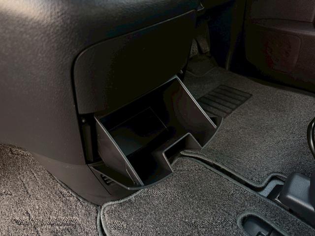 セレナ ハイウェイスター　Ｖエアロセレクション　車検２年付き　インテリジェントキー　キーレスエントリー　助手席エアバッグ　３列　ウォークスルー　盗難防止装置　衝突安全ボディ　フルフラット　ＡＢＳ　パワーウィンド　パワーステアリング（34枚目）