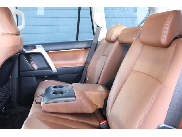 ランドクルーザープラド ＴＸ　Ｌパッケージ　７０ｔｈアニバーサリーリミテッド　１オーナー　トヨタセーフティセンス　レーダークルーズＣ　茶本革電動シート　ムーンルーフ　９型ＳＤナビ　フルセグ　ＥＴＣ２．０　Ｂカメラ　ＬＥＤヘッドライト　ＬＥＤフォグ　社外１７インチＡＷ　２年保証（9枚目）