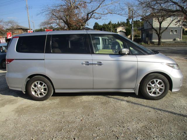 エリシオン Ｇ　ＥＴＣ　ナビ　ＴＶ　クリアランスソナー　両側スライド・片側電動　ＨＩＤ　キーレスエントリー　電動格納ミラー　３列シート　チップアップシート　ＡＴ　アルミホイール　盗難防止システム　衝突安全ボディ（21枚目）