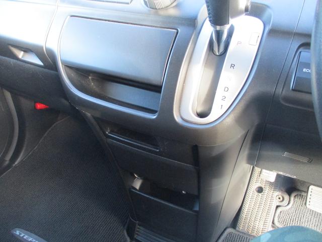 ステップワゴン スパーダＳ　ＨＤＤナビ　スマートスタイルＥＤ　ドライブレコーダー　ＥＴＣ　バックカメラ　ナビ　ＴＶ　両側電動スライドドア　ＨＩＤ　スマートキー　電動格納ミラー　後席モニター　３列シート　ＡＴ　アルミホイール　１００Ｖ電源　盗難防止システム（7枚目）