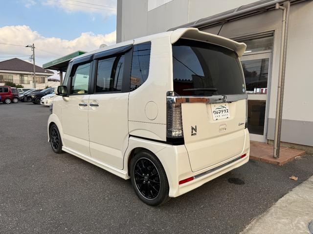 Ｎ－ＢＯＸカスタム Ｇ　ターボＳＳブラックスタイルパッケージ　純正ナビ／ＴＶ／バックカメラ／両側パワースライドドア／シートヒーター／ＨＩＤヘッドライト（4枚目）