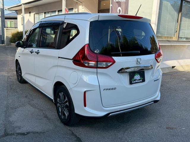 フリードハイブリッド ハイブリッド・クロスターホンダセンシング　純正ナビ　フルセグＴＶ　純正フリップダウンモニター　両側電動スライドドア　純正アルミホイール　バックモニター　ＥＴＣ（5枚目）