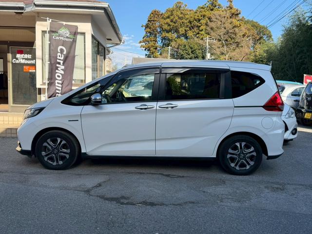 フリードハイブリッド ハイブリッド・クロスターホンダセンシング　純正ナビ　フルセグＴＶ　純正フリップダウンモニター　両側電動スライドドア　純正アルミホイール　バックモニター　ＥＴＣ（11枚目）