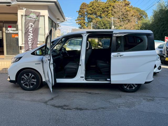 フリードハイブリッド ハイブリッド・クロスターホンダセンシング　純正ナビ　フルセグＴＶ　純正フリップダウンモニター　両側電動スライドドア　純正アルミホイール　バックモニター　ＥＴＣ（12枚目）