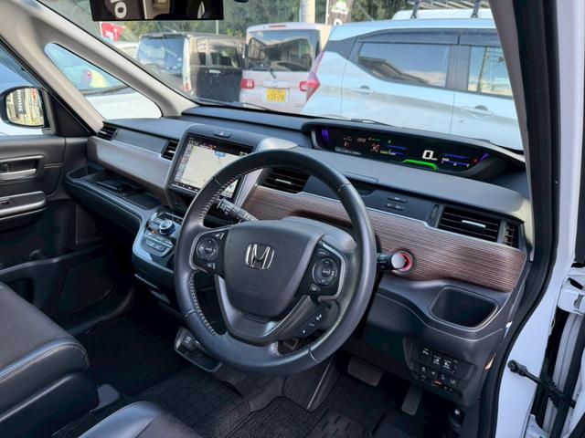 フリードハイブリッド ハイブリッド・クロスターホンダセンシング　純正ナビ　フルセグＴＶ　純正フリップダウンモニター　両側電動スライドドア　純正アルミホイール　バックモニター　ＥＴＣ（14枚目）