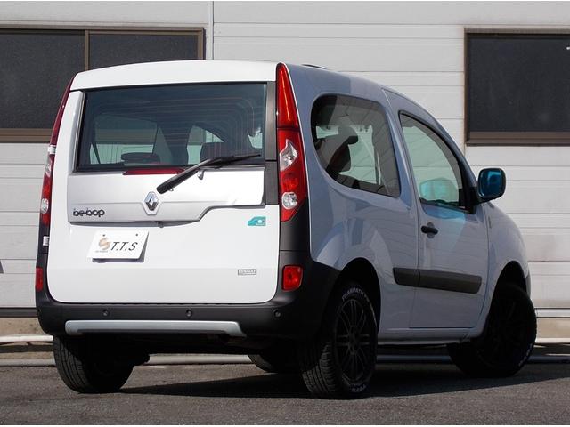 カングービボップ ベースグレード 5速マニュアル ノワールC リアグラスルーフ テールゲートグラス 純正16インチ 電動格納 クルコン ESP カロッツェリアナビ ドラレコ ETC 後席独立式2座 ウォークスルー(10枚目)