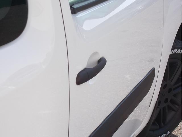 カングービボップ ベースグレード 5速マニュアル ノワールC リアグラスルーフ テールゲートグラス 純正16インチ 電動格納 クルコン ESP カロッツェリアナビ ドラレコ ETC 後席独立式2座 ウォークスルー(21枚目)