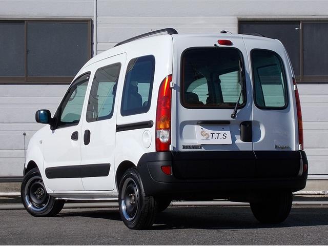 カングー １．６　最終モデル　グラシエ白　タイベル交換済み　ノワールカスタム　オプションルーフレール　両側スライドドア　ダブルバックドア　オーバーヘッドコンソール　社外ＣＤオーディオ　デジタルインナーミラー　キーレス（8枚目）