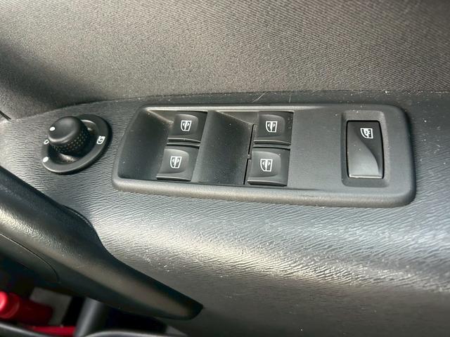 カングー パナシェ　バックカメラ　ナビ　ＴＶ　両側スライドドア　キーレスエントリー　電動格納ミラー　ＡＴ　ルーフレール　ＣＤ　ＵＳＢ　Ｂｌｕｅｔｏｏｔｈ　盗難防止システム　ＡＢＳ　ＥＳＣ　エアコン　パワーステアリング（17枚目）