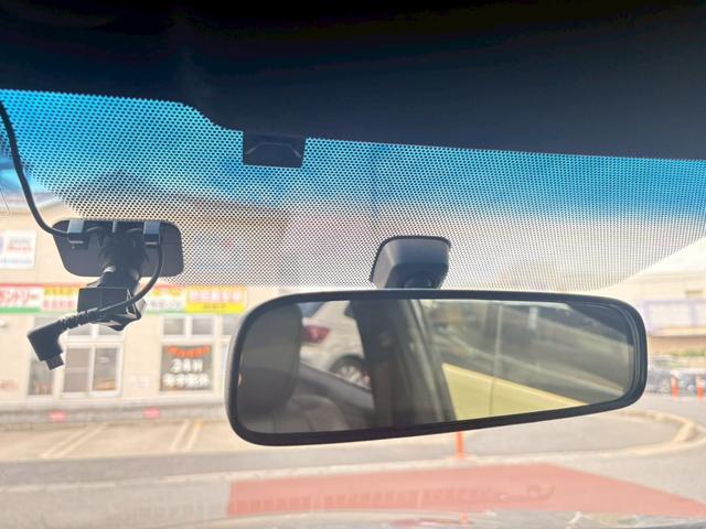 ハリアー エレガンス　ＥＴＣ　バックカメラ　クリアランスソナー　オートクルーズコントロール　ナビ　ＴＶ　スマートキー　アイドリングストップ　電動格納ミラー　ＣＶＴ　盗難防止システム　衝突安全ボディ　ＡＢＳ　ＥＳＣ　エアコン（24枚目）