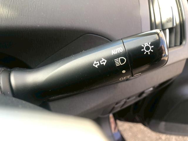 プリウス Ｓ　ドライブレコーダー　ＥＴＣ　ナビ　ＴＶ　アルミホイール　オートライト　ＨＩＤ　スマートキー　電動格納ミラー　ＣＶＴ　盗難防止システム　衝突安全ボディ　ＡＢＳ　ＥＳＣ　Ｂｌｕｅｔｏｏｔｈ　エアコン（6枚目）