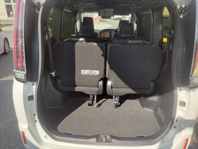 エスクァイア Ｇｉ　プレミアムパッケージ　ブラックテーラード　ＥＴＣ　バックカメラ　ナビ　ＴＶ　クリアランスソナー　オートクルーズコントロール　レーンアシスト　衝突被害軽減システム　両側電動スライドドア　オートマチックハイビーム　ＬＥＤヘッドランプ　スマートキー（4枚目）